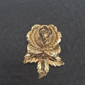 Elegant Gold Floral Brooch